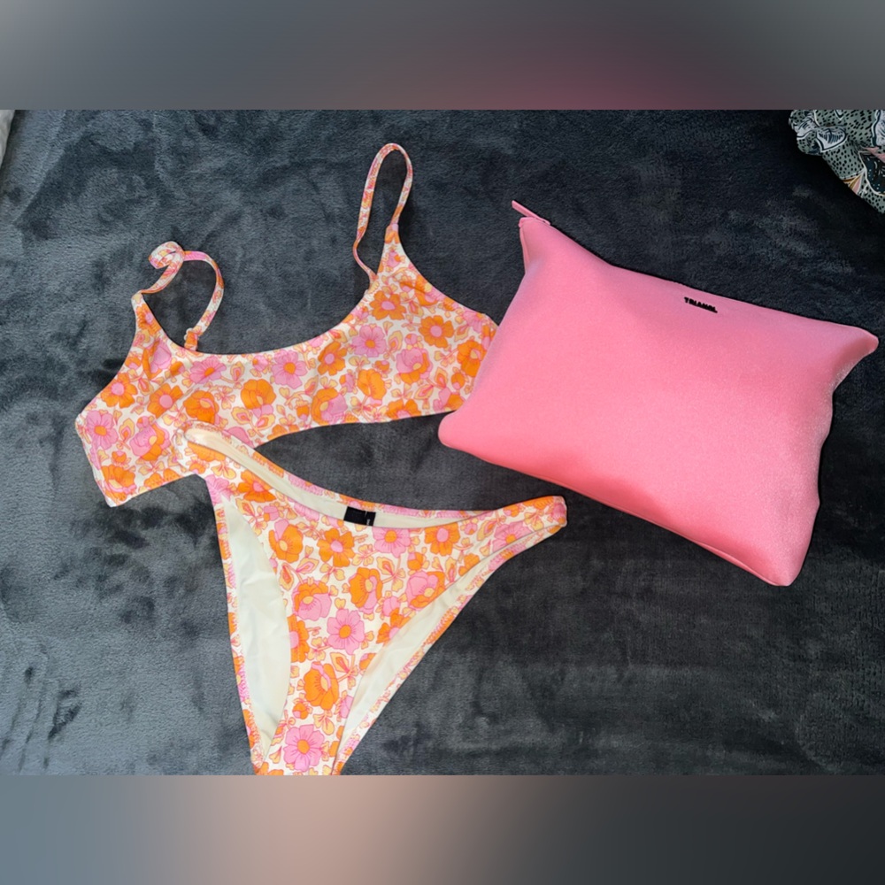 Super cute triangl bikini set and bag!!!
